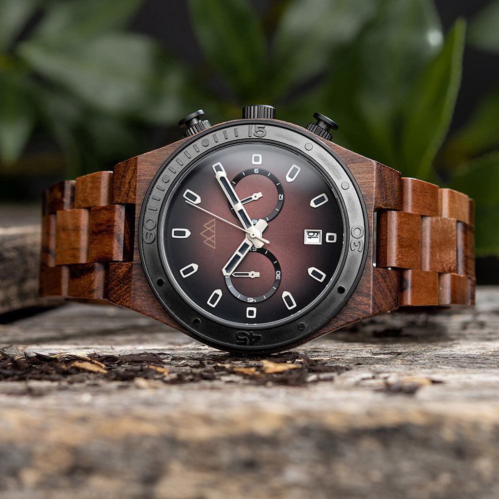 Montre en bois pour homme marron Roadster Brown en situation, photo 2