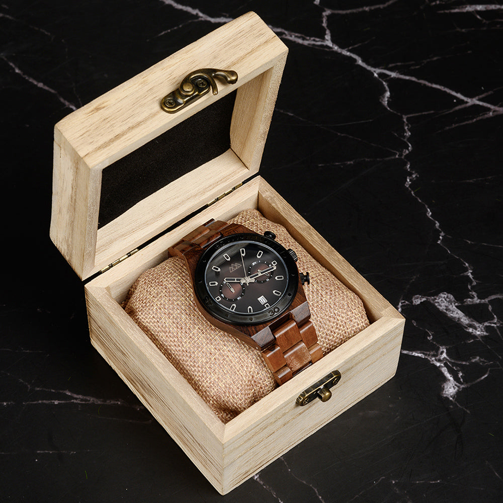 Montre en bois pour homme marron Roadster Brown en situation, photo 4