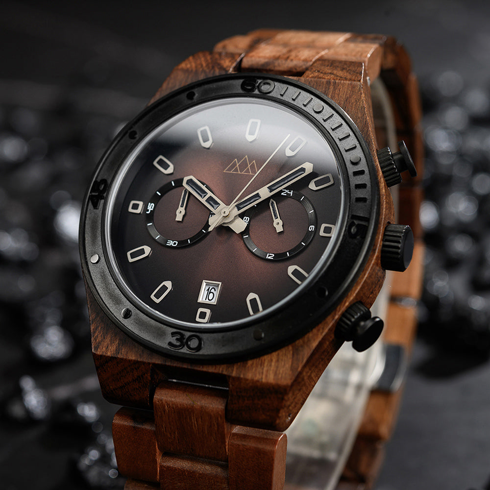 Montre en bois pour homme marron Roadster Brown en situation