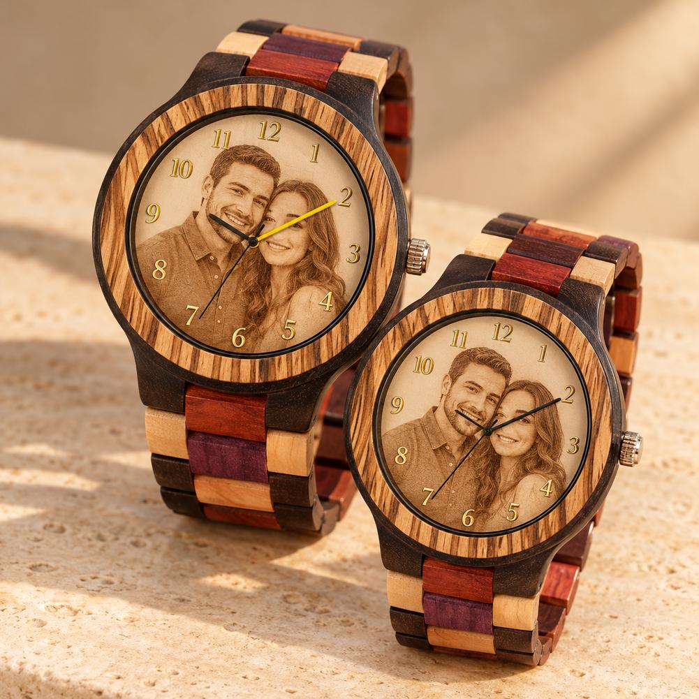 Montres en bois personnalisables homme et femme posées sur travertin