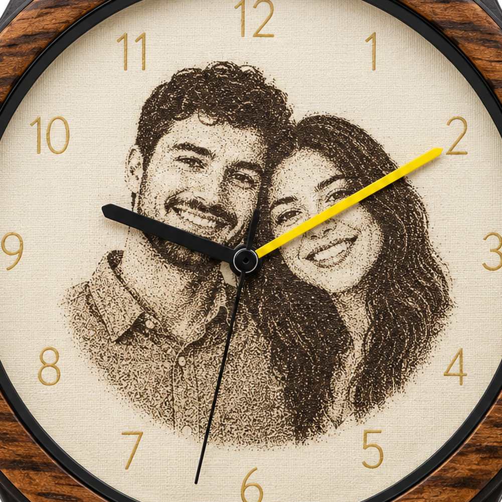 Cadran bambou gravé d'une photo de couple, montre en bois personnalisable