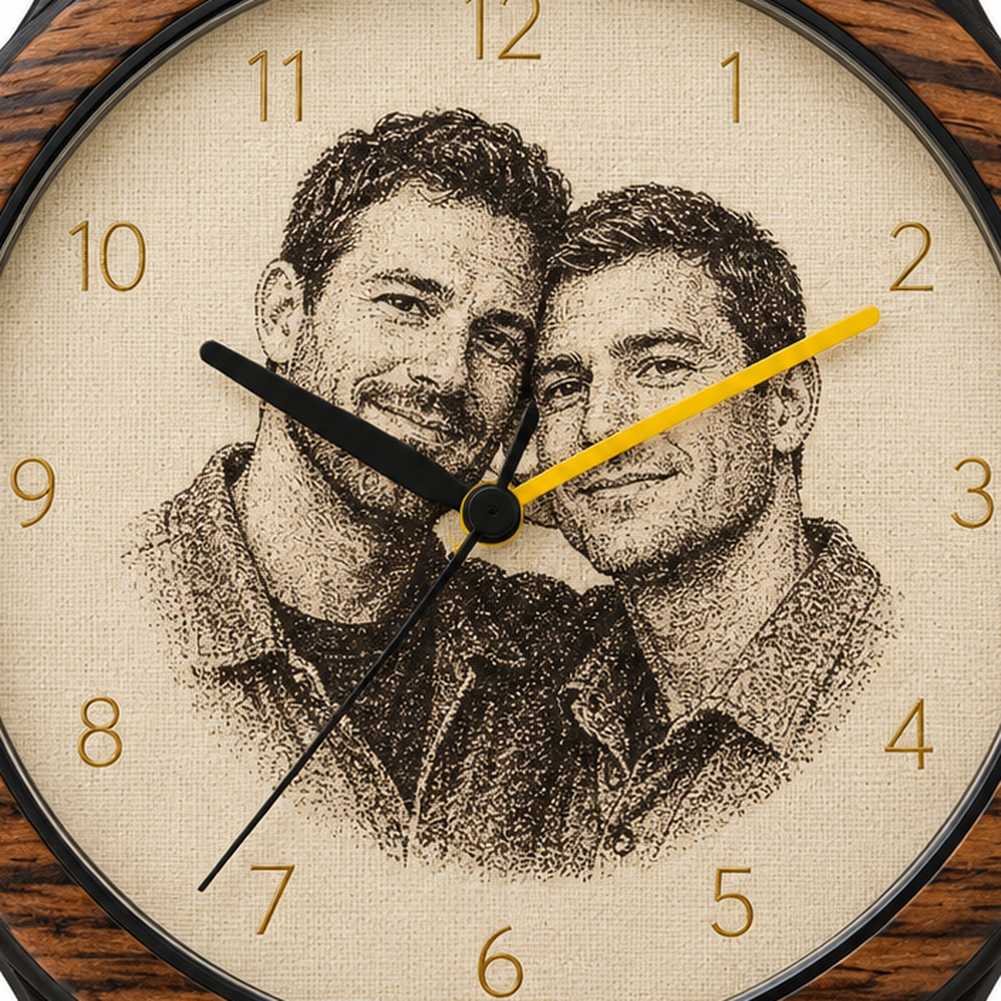 Montre en bois gravée d'une photo de couple d'hommes, cadran bambou personnalisé
