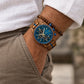 Montre en bois homme Brooklyn Chrono portée au poignet, bracelet en zébrano et liserés bleus