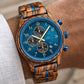 Macro de la montre en bois Brooklyn Chrono au poignet, veinages du zébrano et cadran bleu marine
