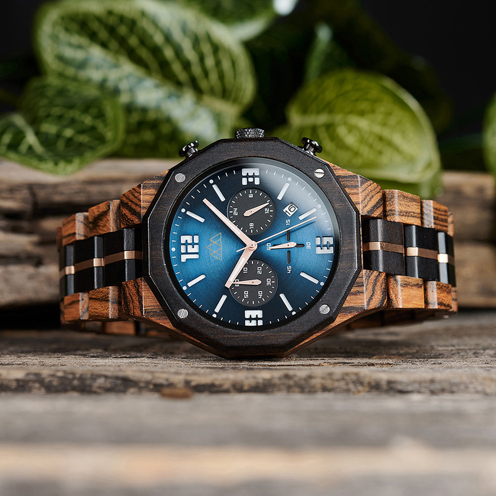 Montre homme bois cadran bleu chronographe Benilit en situation, photo 2