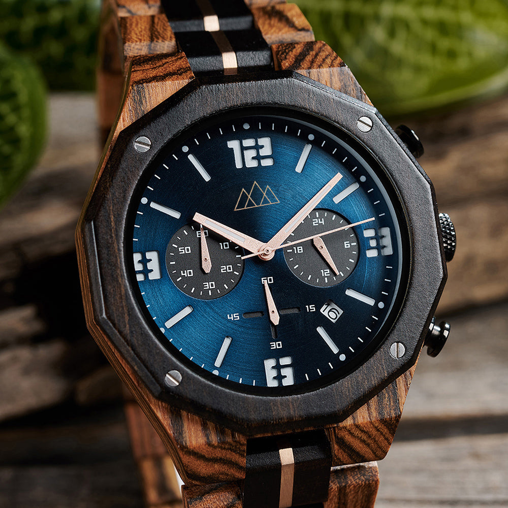 Montre homme bois cadran bleu chronographe Benilit en situation