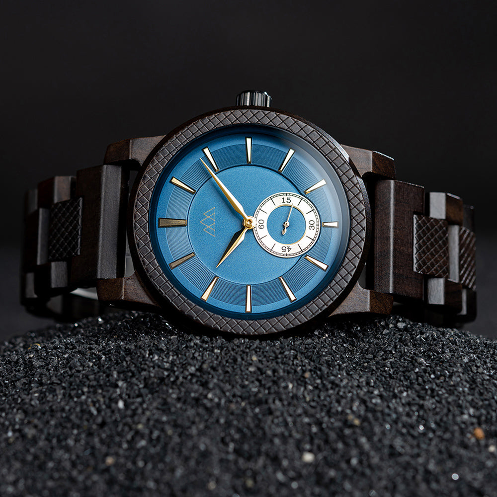 Montre homme bois cadran bleu Teriol Blue en situation, photo 2