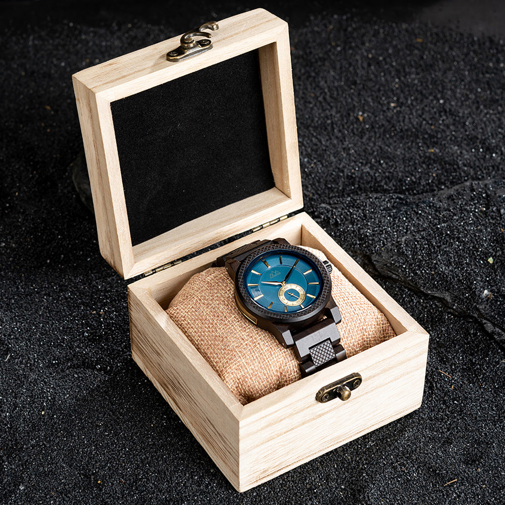Montre homme bois cadran bleu Teriol Blue en situation, photo 4