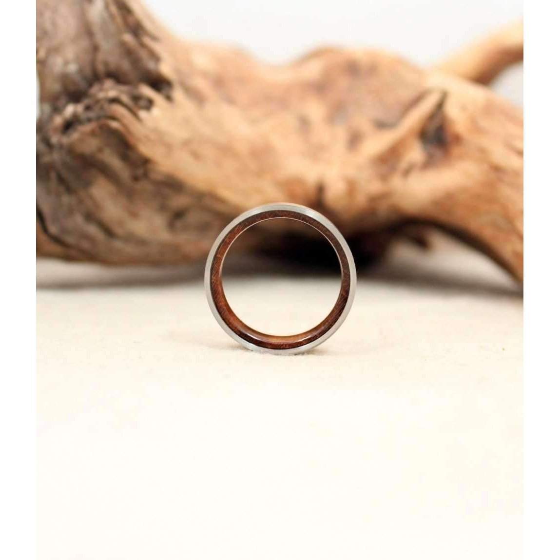 Bague en bois Poli, vue 2 sur fond blanc