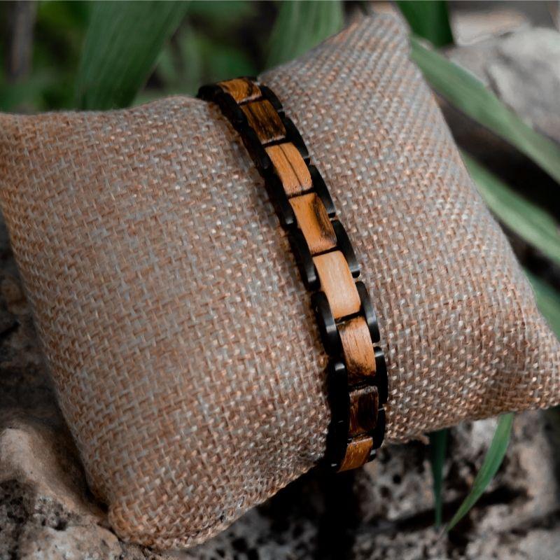 Bracelet en bois homme Azuria Black en situation, photo 2