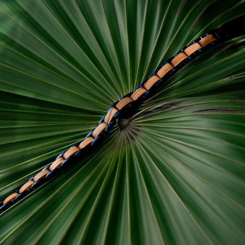 Bracelet en bois homme Azuria Blue en situation, photo 3