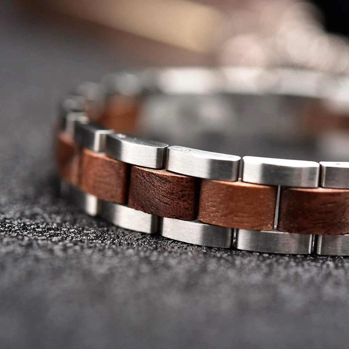 Bracelet en bois homme Ibra en situation