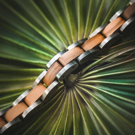 Bracelet en bois homme Steel Olivier en situation