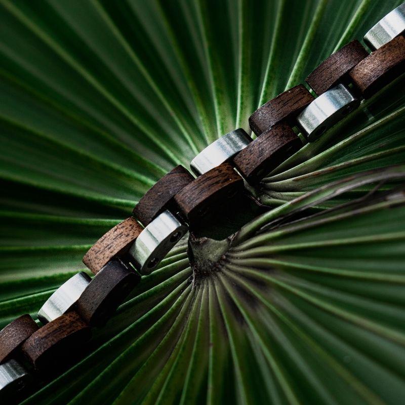 Bracelet en bois homme Yeru en situation, photo 3