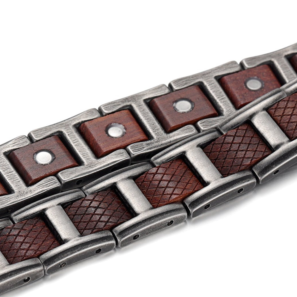 Bracelet magnétique bois Crossed Acajou en situation