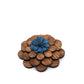 Broche en bois Flora, vue 2 sur fond blanc