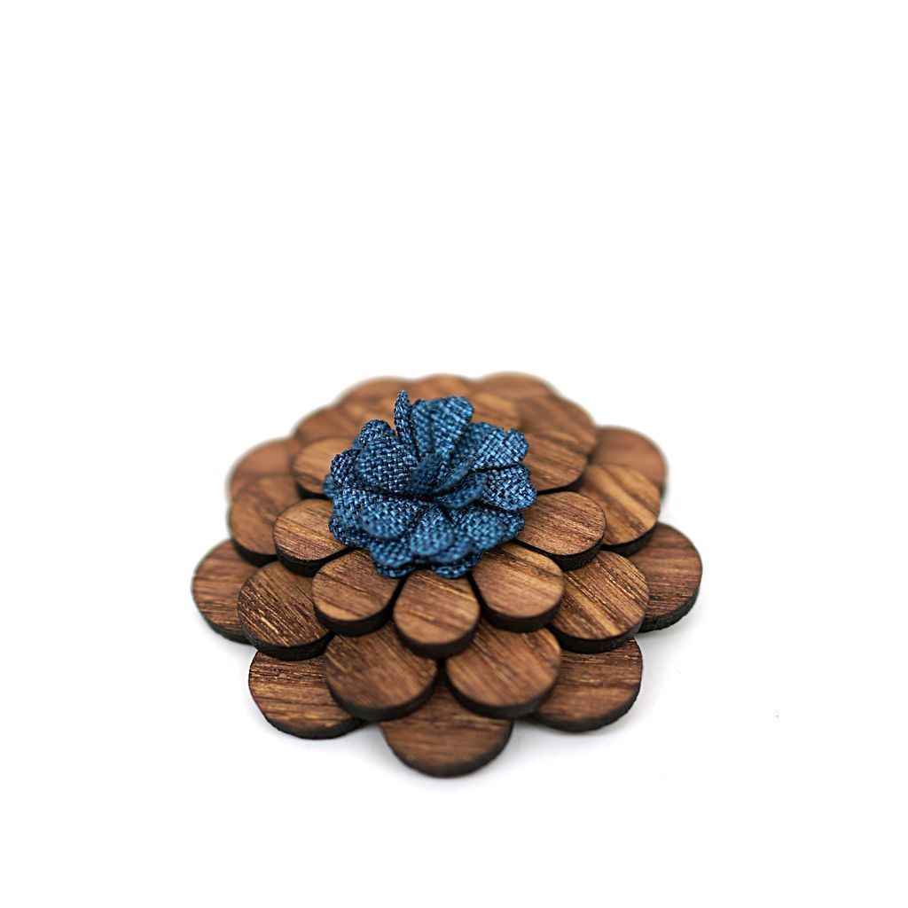 Broche en bois Flora, vue 2 sur fond blanc