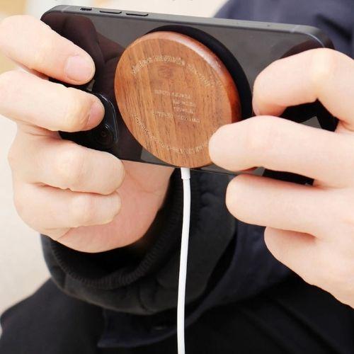 Chargeur sans fils bois MagSafe Boost 15W en situation