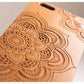 Coque en bois Mandala en situation