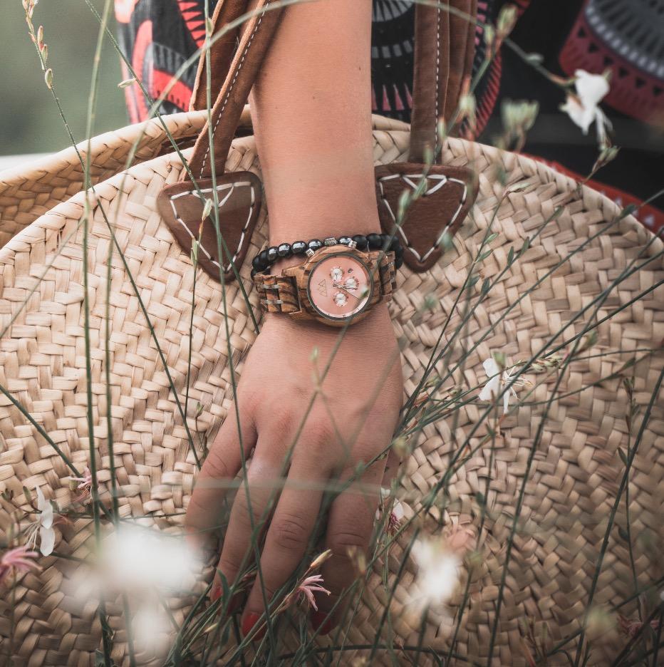 Grosse montre femme en bois Outdoor Zebra en situation