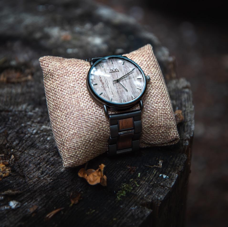 Montre en bois argentée Targone Silver en situation