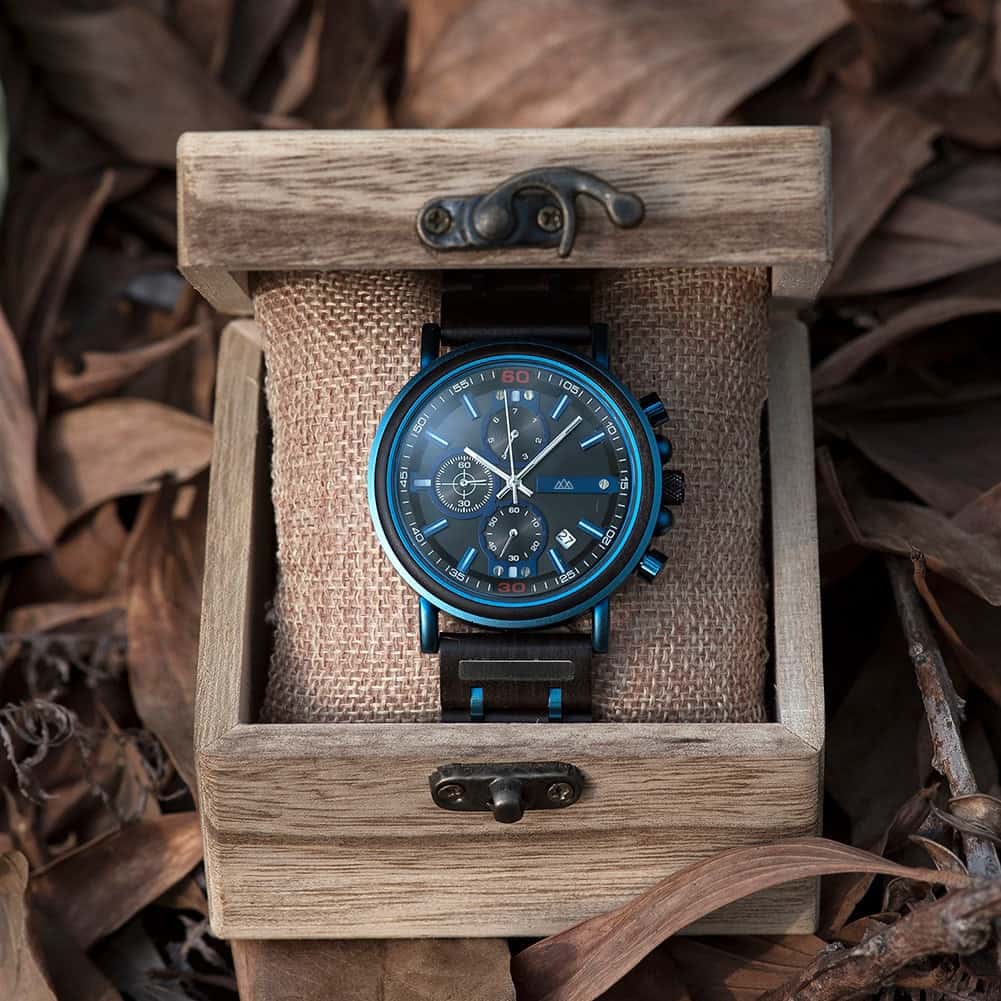 Montre en bois bleu Griffed Blue en situation