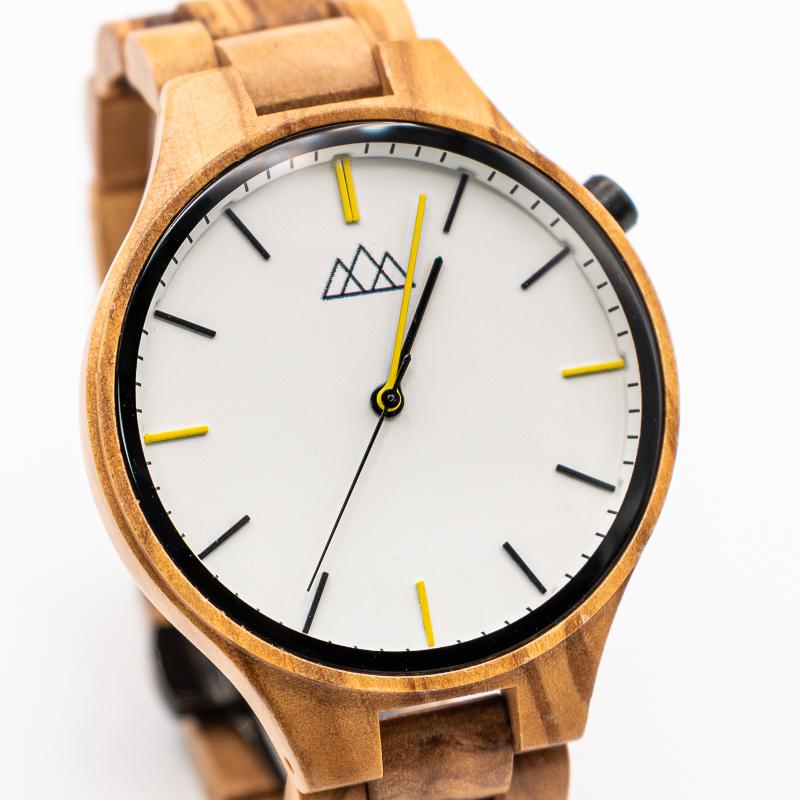 Montre en bois cadran blanc Relogio White en situation, photo 2