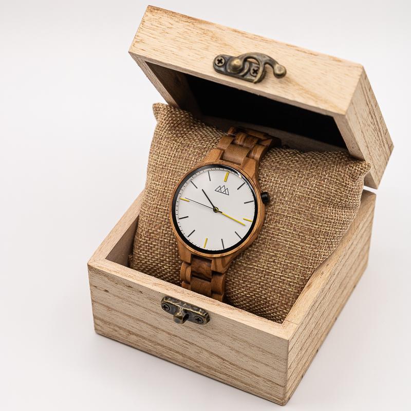 Montre en bois cadran blanc Relogio White en situation, photo 4
