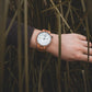 Montre en bois cadran blanc Relogio White en situation