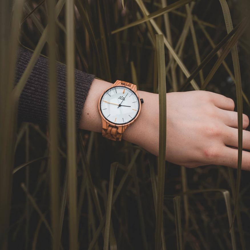 Montre en bois cadran blanc Relogio White en situation