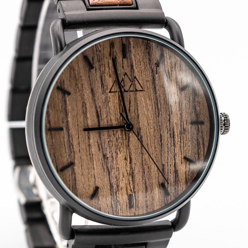 Montre en bois cadran noir mat Targone Dark en situation, photo 2