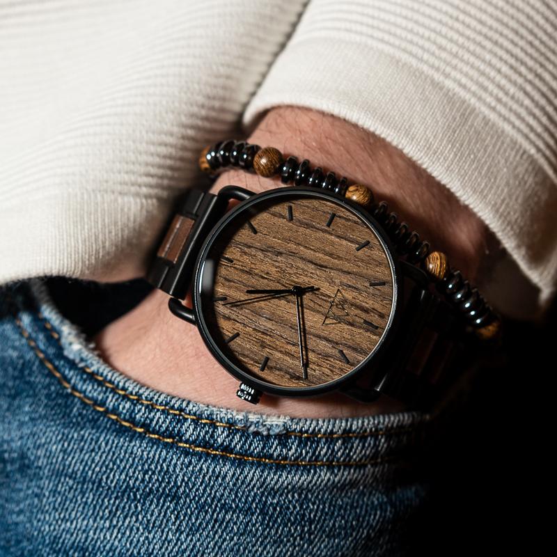 Montre en bois cadran noir mat Targone Dark en situation, photo 3