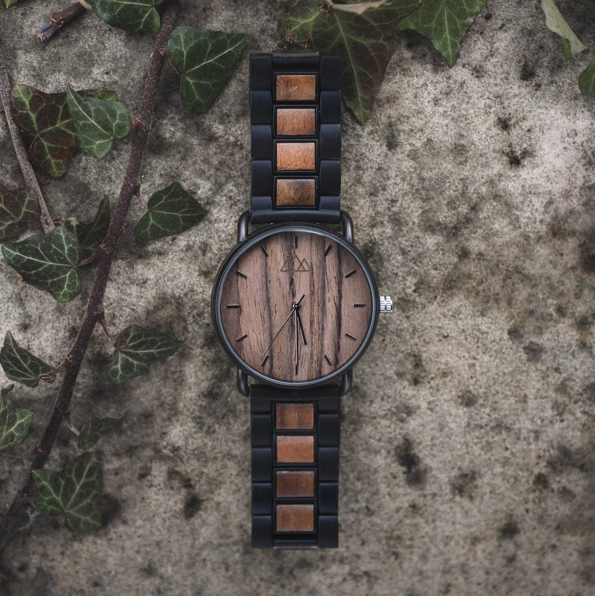 Montre en bois cadran noir mat Targone Dark en situation