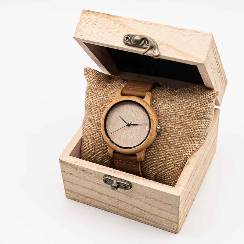 Montre en bois classique Pur, vue 2 sur fond blanc