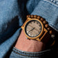 Montre bois et cuir Dark en situation, photo 3