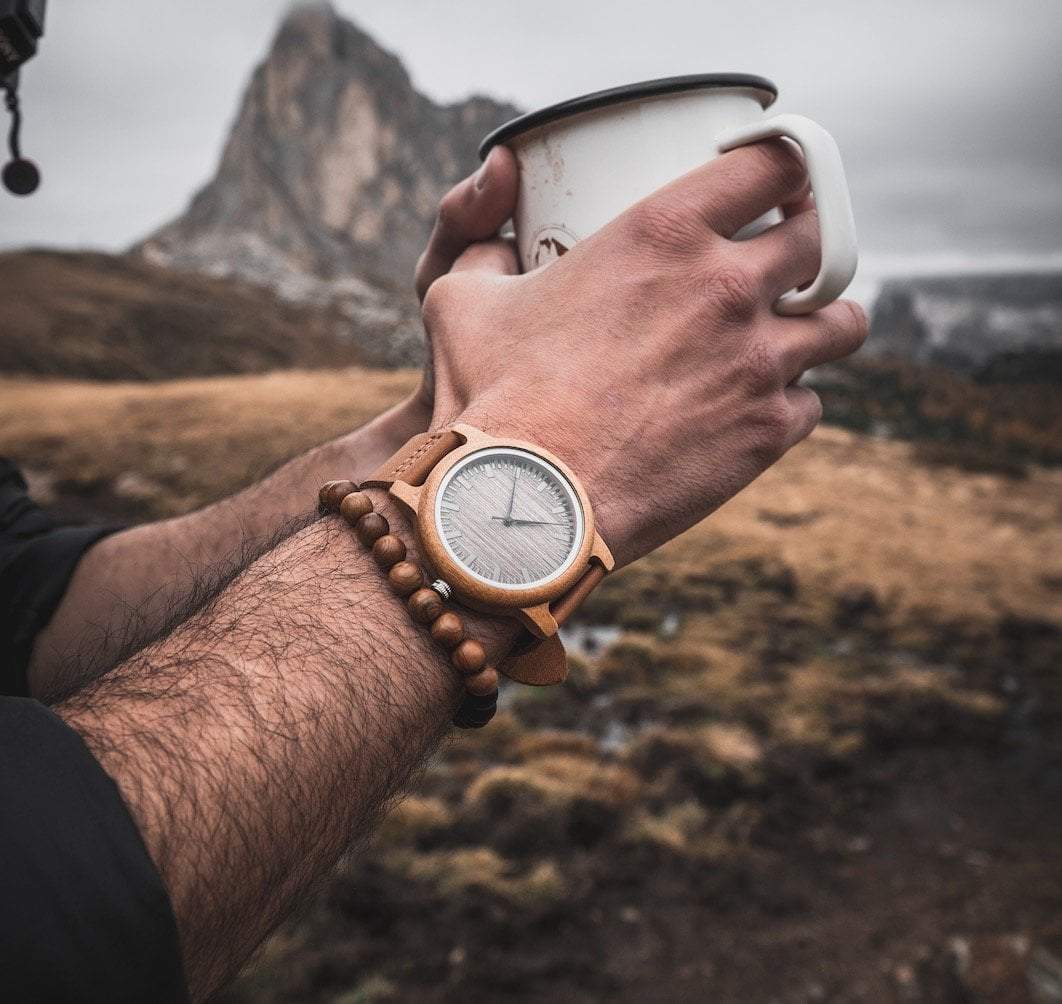 Montre bois et cuir Dark en situation