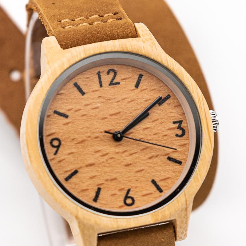 Montre en bois pour femme Heart en situation, photo 2