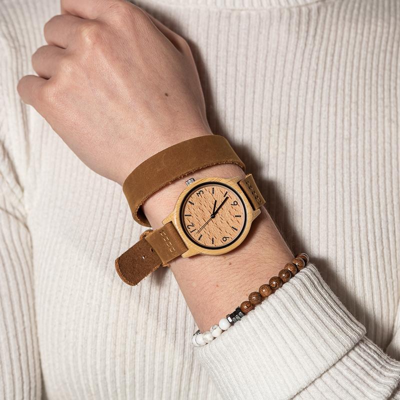 Montre en bois pour femme Heart en situation, photo 3