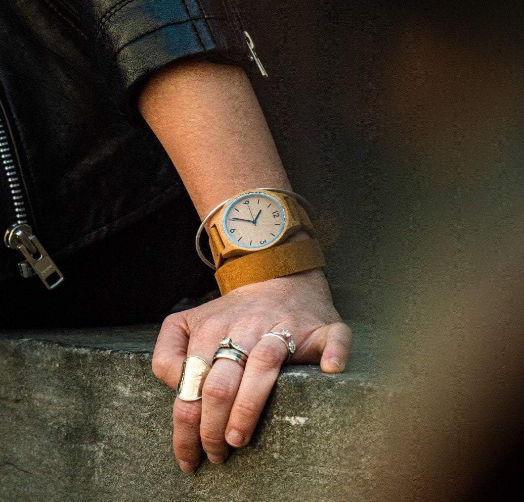 Montre en bois pour femme Heart en situation