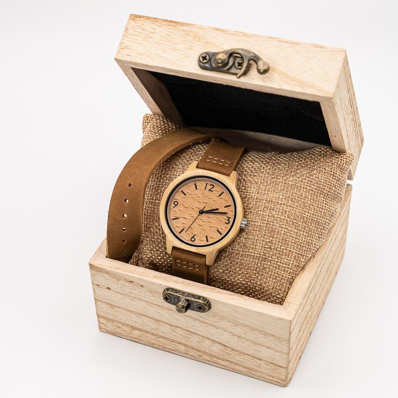 Montre en bois pour femme Heart, vue 2 sur fond blanc