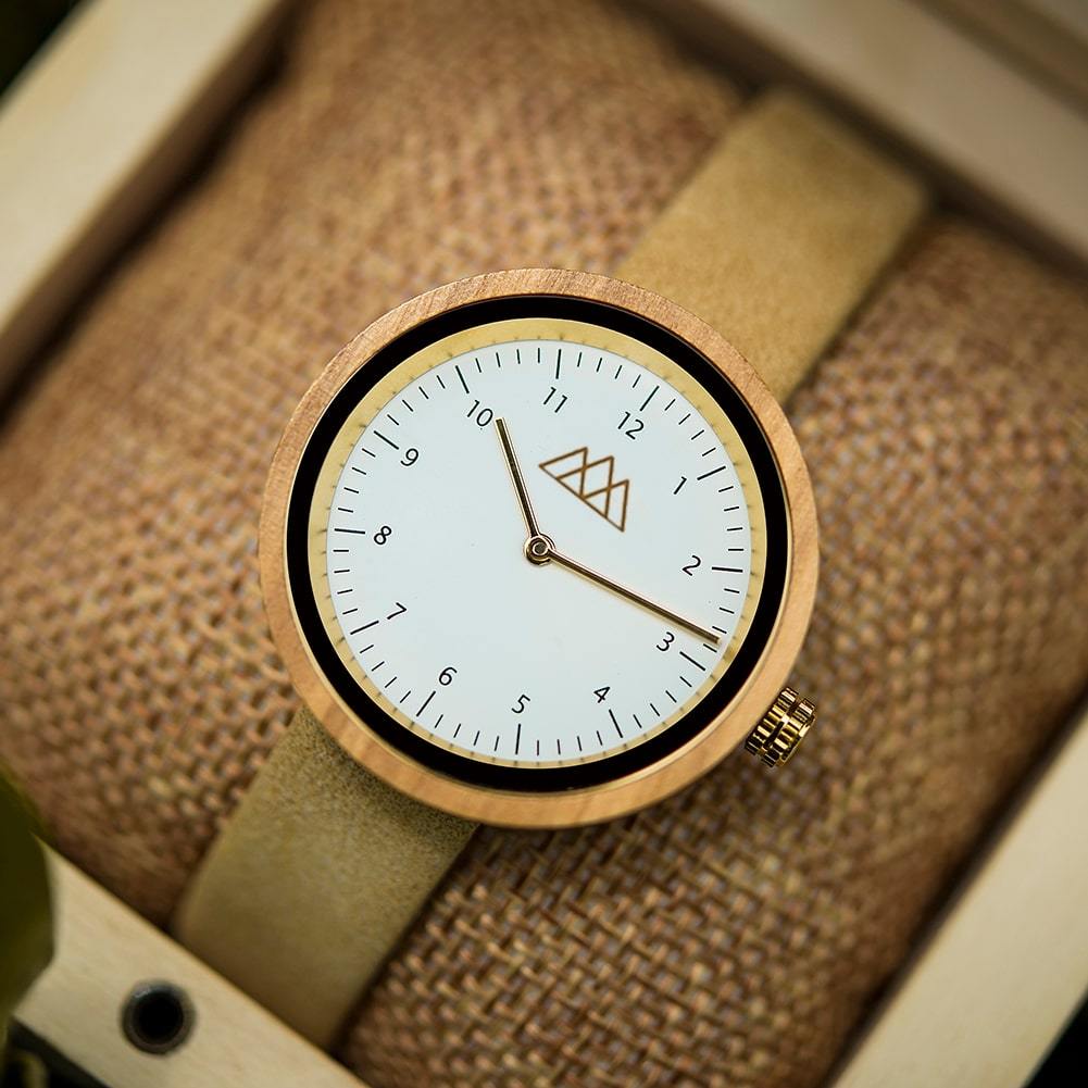 Montre en bois femme petit cadran Sweet en situation, photo 2