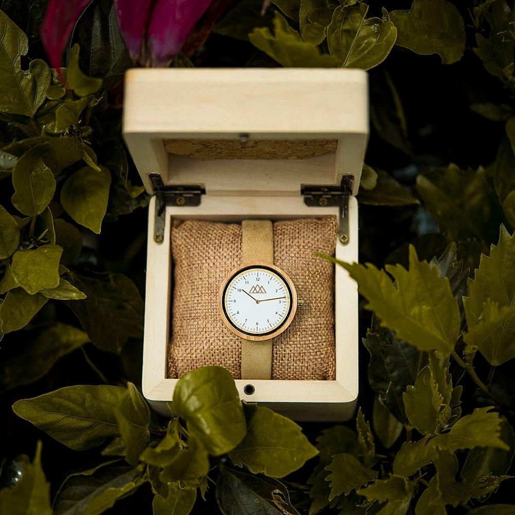 Montre en bois femme petit cadran Sweet en situation