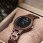 Montre en bois femme style Daily Noyer en situation, photo 2