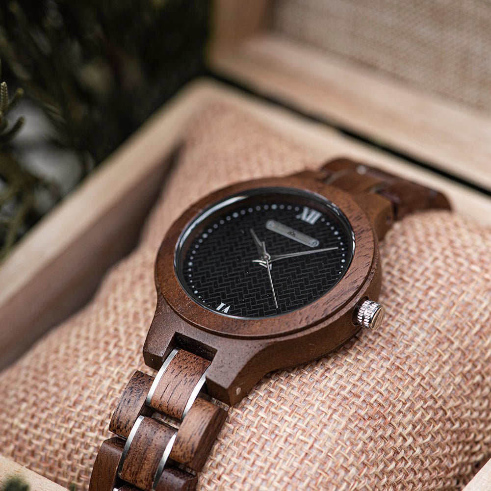 Montre en bois femme style Daily Noyer en situation, photo 2