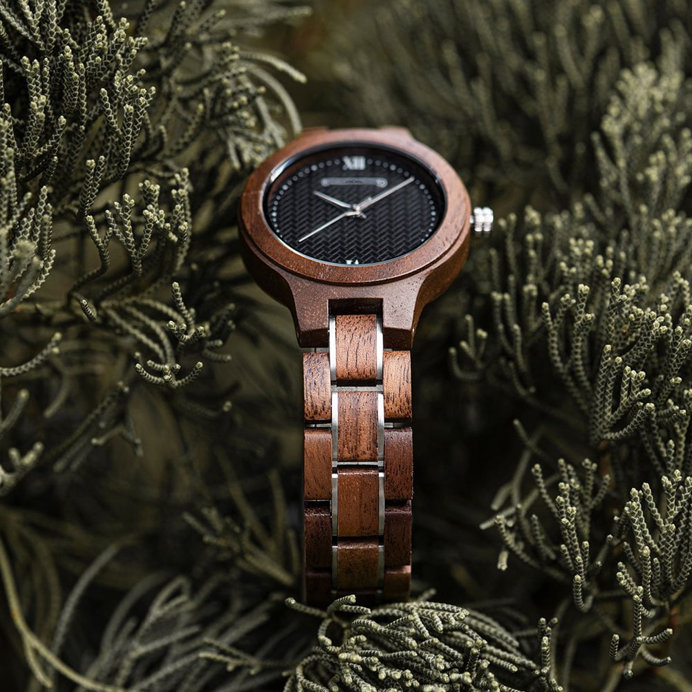 Montre en bois femme style Daily Noyer en situation, photo 3