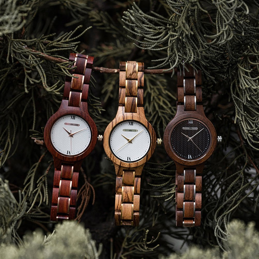 Montre en bois femme style Daily Noyer en situation, photo 4