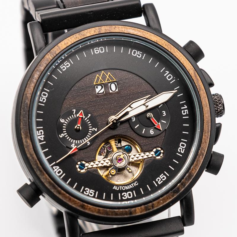 Montre en bois homme automatique Empower en situation, photo 2