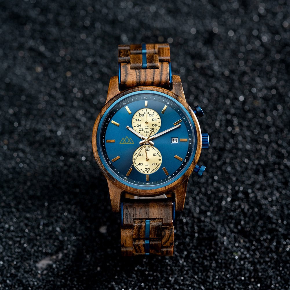 Montre en bois Brooklyn Blue posée, bracelet bois et acier bleu