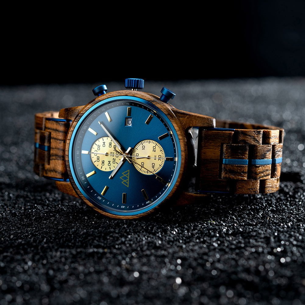 Montre en bois homme Brooklyn Blue en situation, chronographe cadran bleu