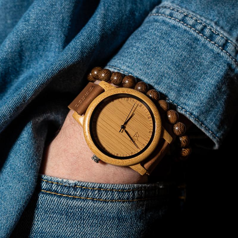 Montre en bois homme cuir Pur Line en situation, photo 2